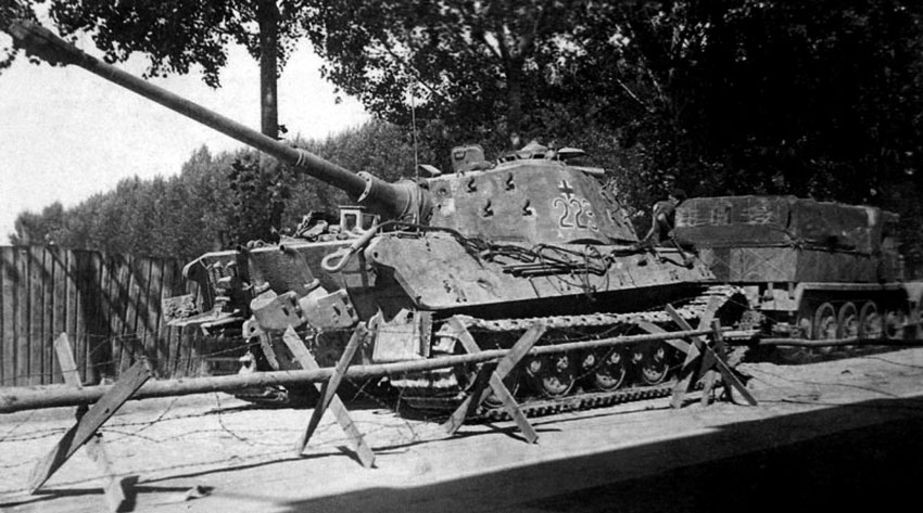 Буксировка неисправного PZ.Kpfw. VI Ausf. B «Королевский тигр»...