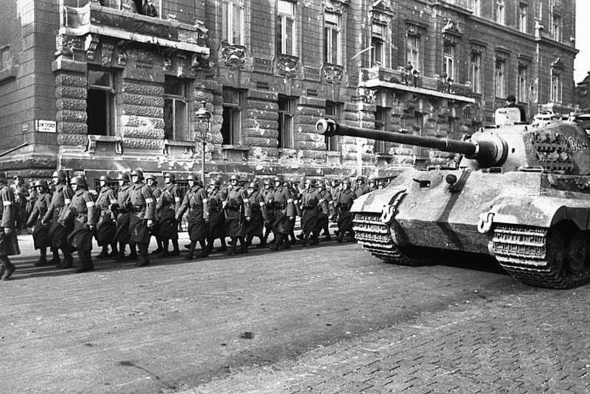 Тигр II и члены венгерских пронацистских формирований «скрещенные...