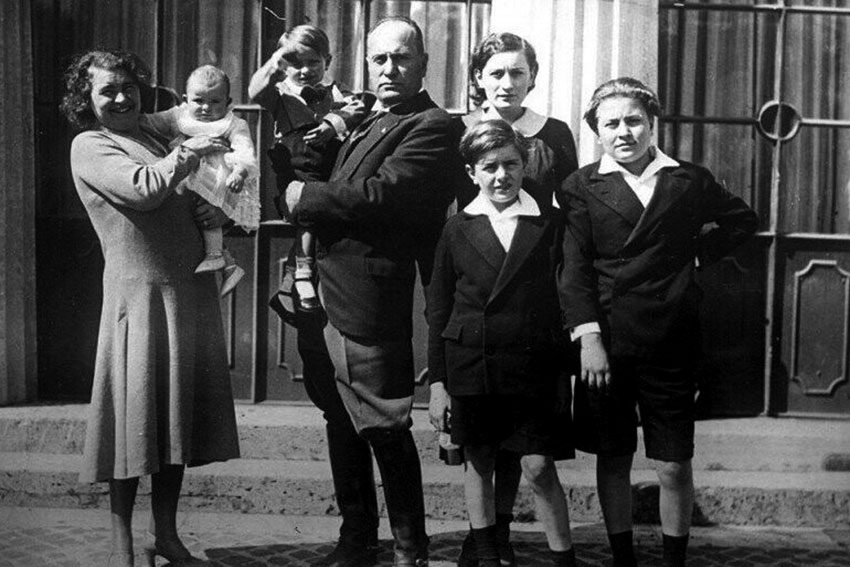 Бенито Муссолини и его семья, 1930 год.