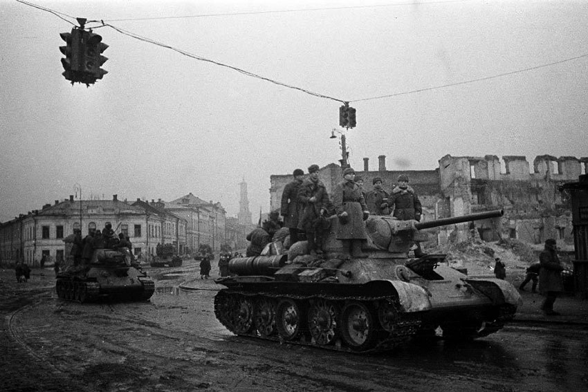 Танки Т-34 85 на улицах Белграда, 1944 год.