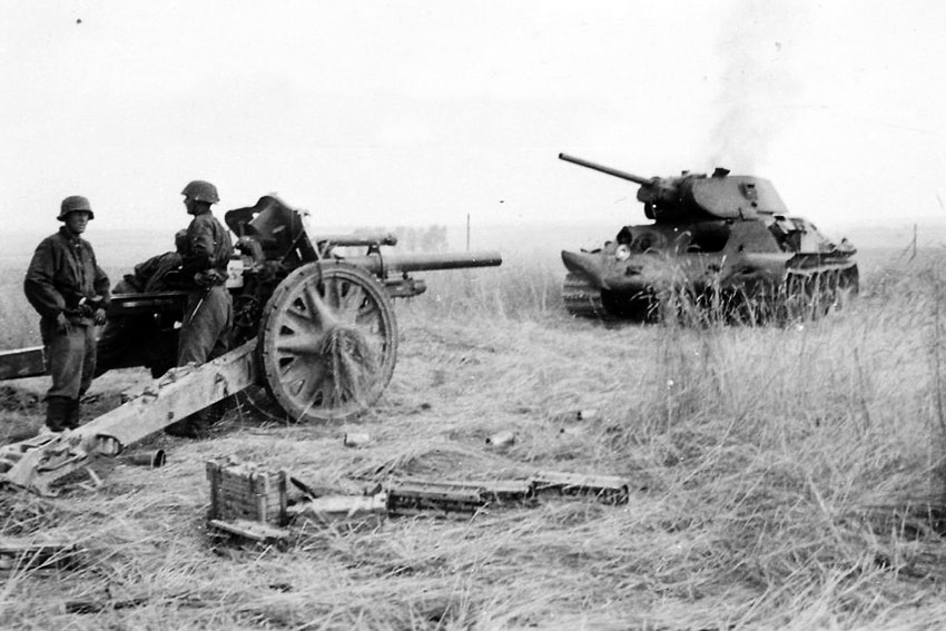 Ельня, июль 1941 год. Советский средний танк Т-34 и немецкая...
