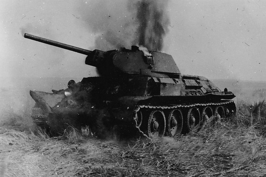 Ельня, июль 1941 год подбитый Советский средний танк Т-34.