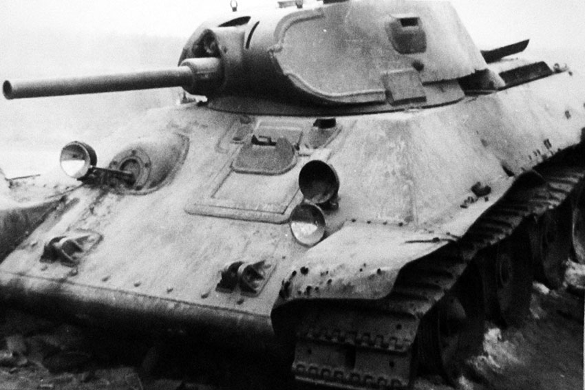 Подбитый в районе Магерова Т-34 образца 1940 года с пушкой...