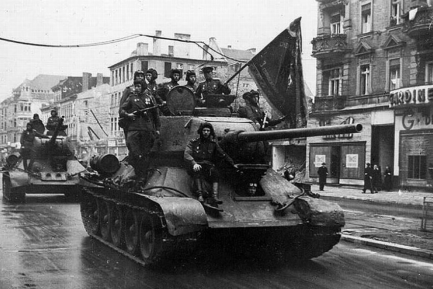 Советский танк Т-34 85 в Берлине, 1945 год.