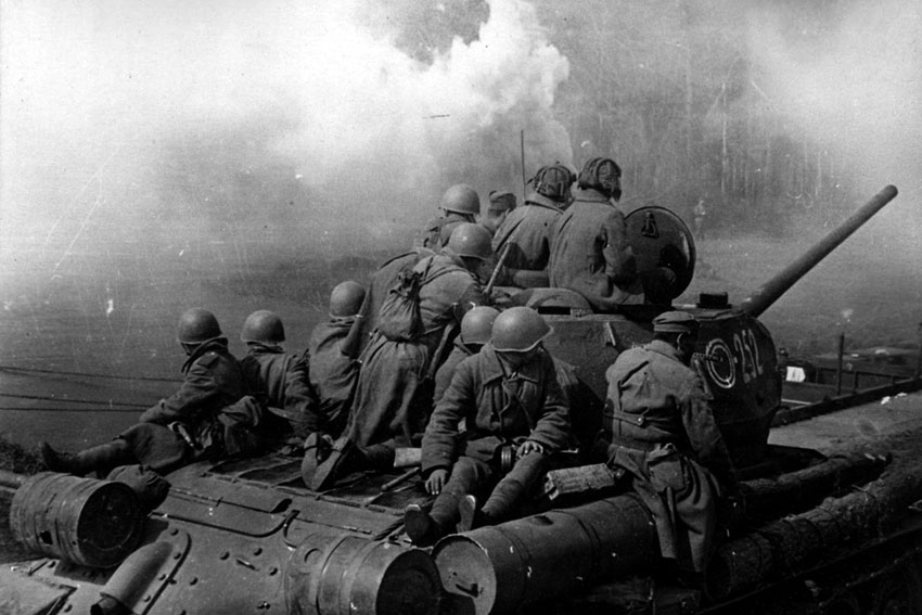 Доставка пехоты на танке Т-34 85, 1944 год.