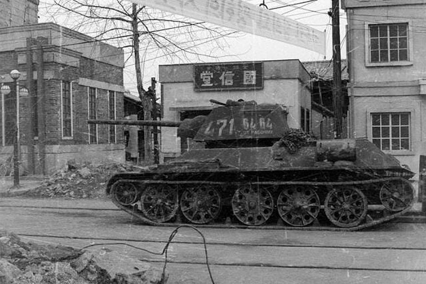 Август 1945 год на улице города в Китае.