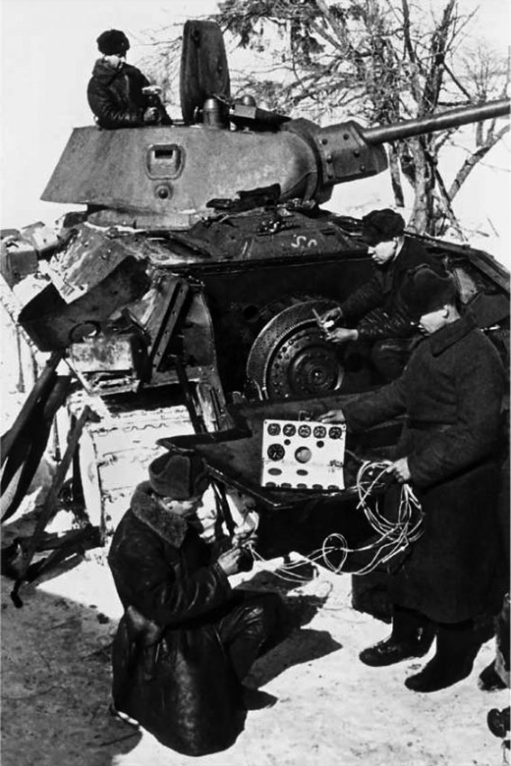 Ремонт танка Т-34 в полевых условиях. Западный фронт, ноябрь...