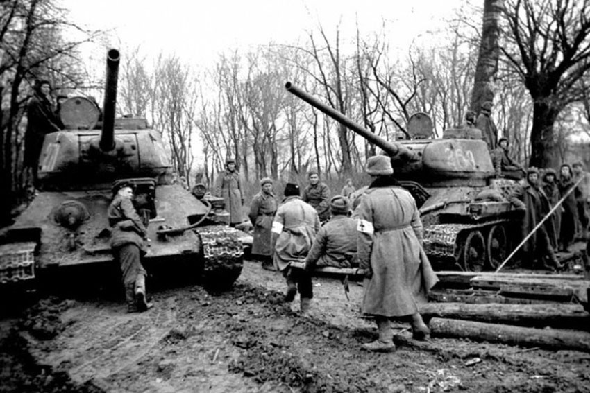 Т-34-85 эвакуируют раненых солдат в районе Будапешта. 1944 год....
