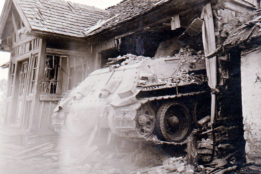 Т-34 проезжает через дом.