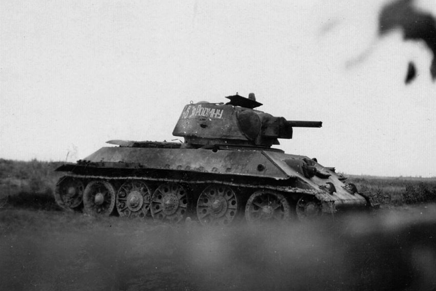 Т-34 брошенный Т-34 с повреждённым орудием, 1941 год.