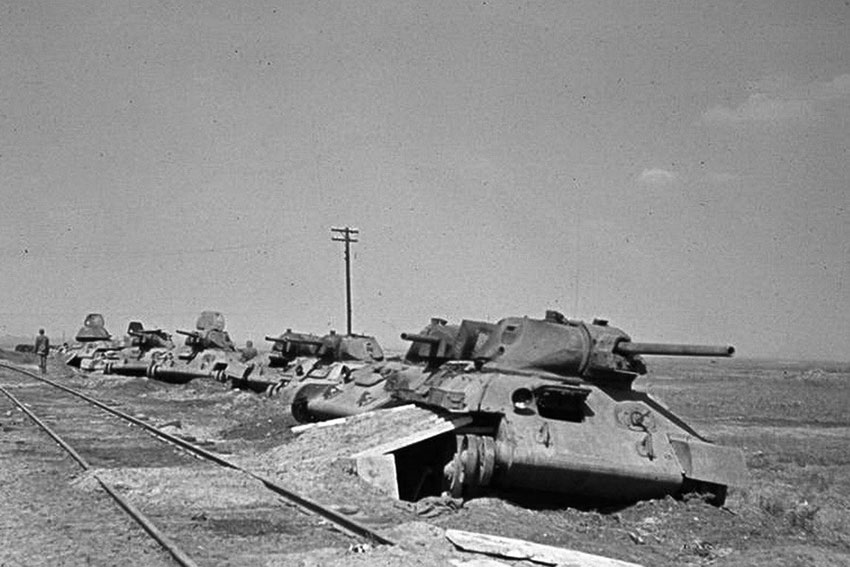 Колона брошенных танков у железной дороги, 1941 год.