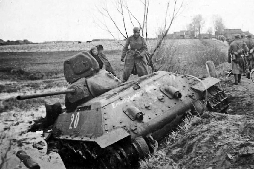 Танк-истребитель Т-34-57 из танкового полка 21-й т бр, подбитый...