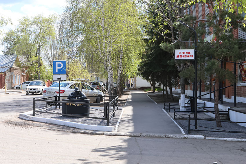 Памятник "Петрович" установили у административном здании...