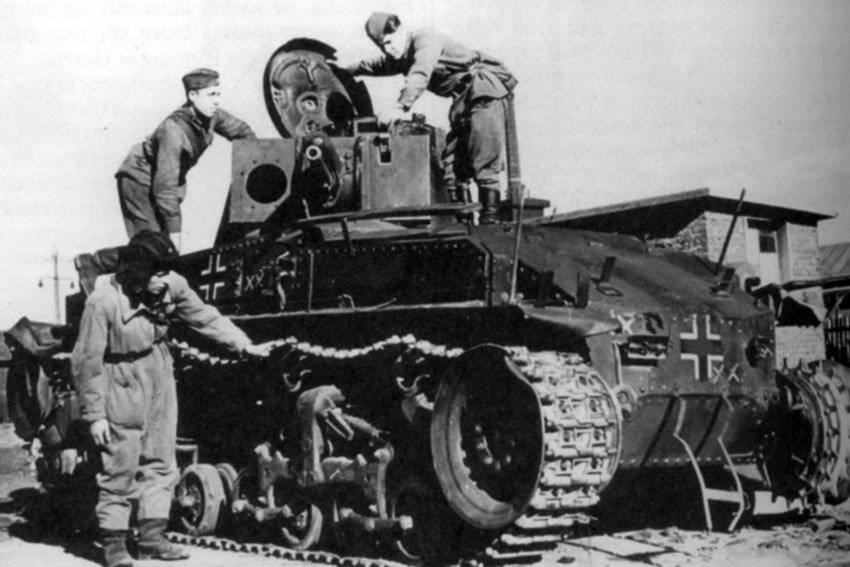 Осмотр  захваченного немецкого танка Pz.Kpfw.35 (t) из 6-й тан...