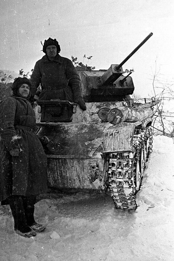 Советские бойцы у лёгкого танка Т-60. Район Сталинграда,...