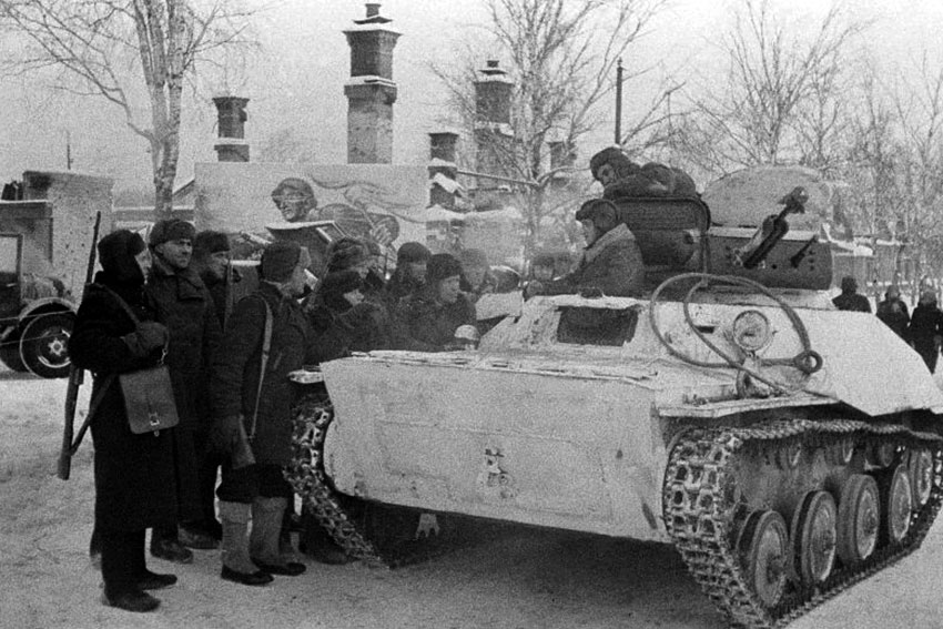 Партизаны у Т-40. Наро-Фоминск, декабрь 1941 год.
