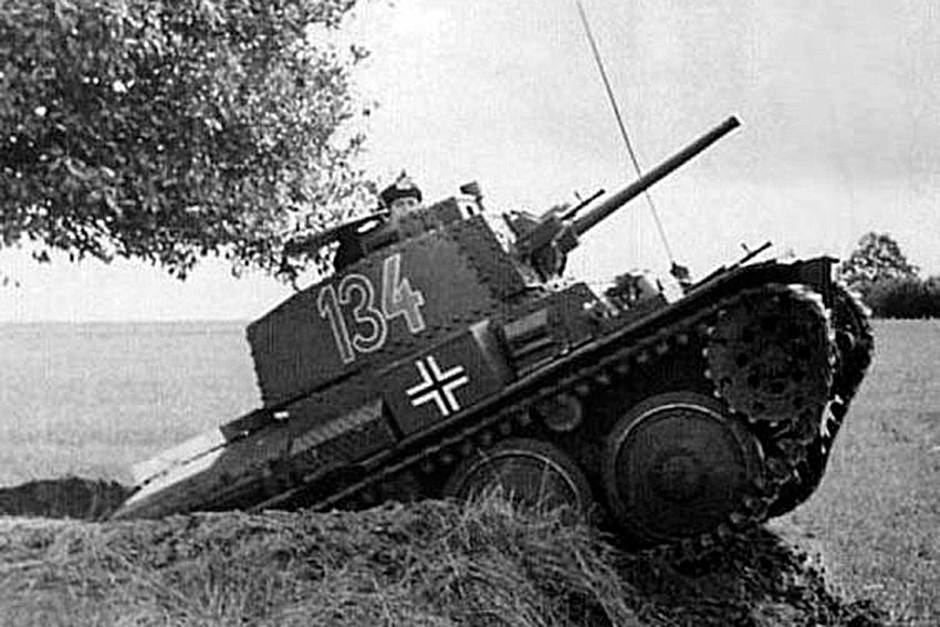 Panzer-38(t) во Франции, 1940 год. 

Накануне Французской кампании...