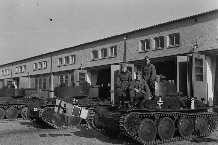 Военнослужащие Вермахта на танке Pzkpfw 38(t) у ремонтных мастерских.