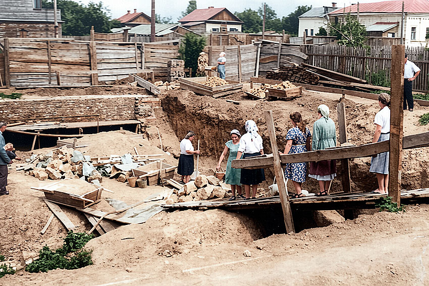 Учащиеся 46 группы на строительстве фундамента общежития...