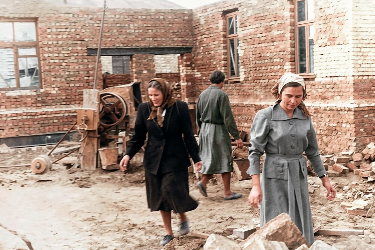Учащие на строительстве здания сентябрь 1956 год.