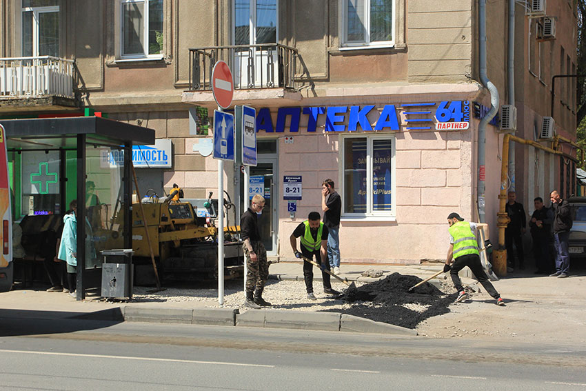 На улице М. Горького началось асфальтирования тротуаров.
