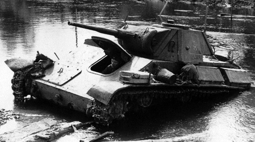 Форсирование Т-70 реки под Берлином, 1945 год.