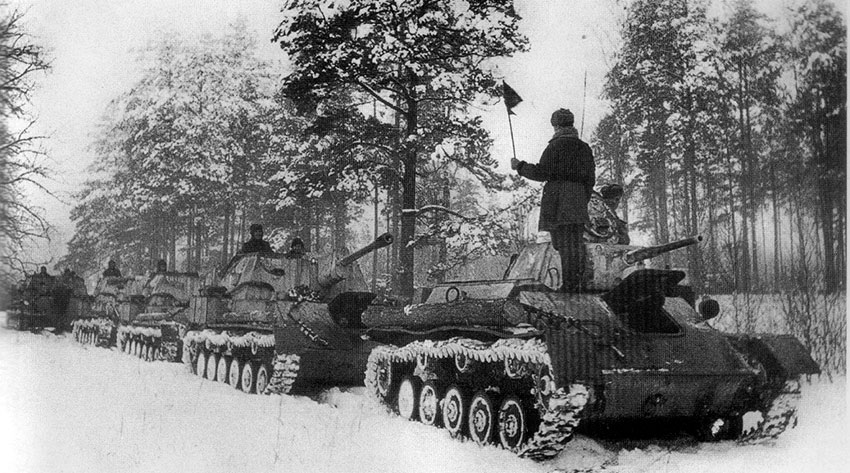 Т-70 (командир) во главе одной из батарей самоходных установок...