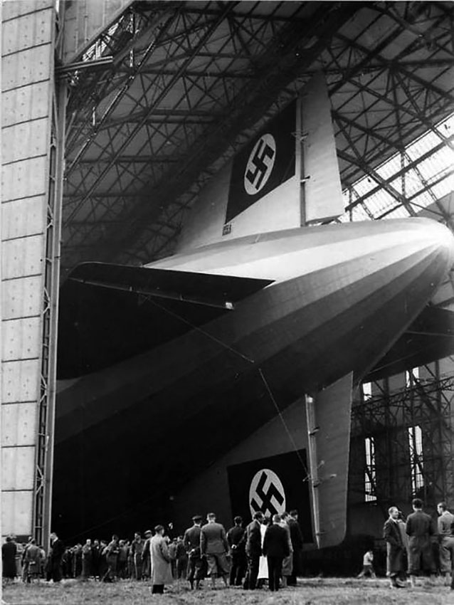 Немецкий дирижабль HINDENBURG (LZ-129) в ангаре. 1936 год.