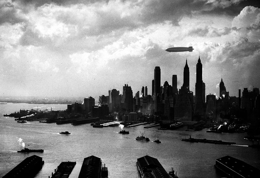 LZ 129 Hindenburg пролетает над Нижним Манхэттеном за несколько...