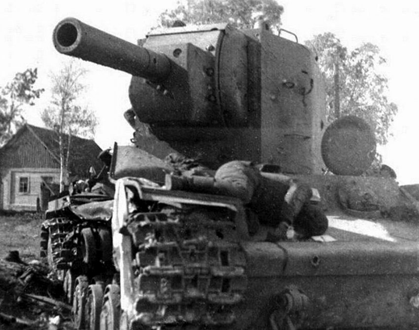 Советский танк КВ-2 из состава 6-го танкового полка 3-й танковой...