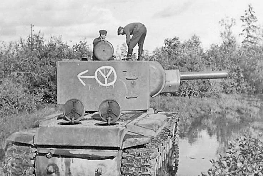 Витебская область, июль 1941 г КВ-2 из 27-го танкового полка...