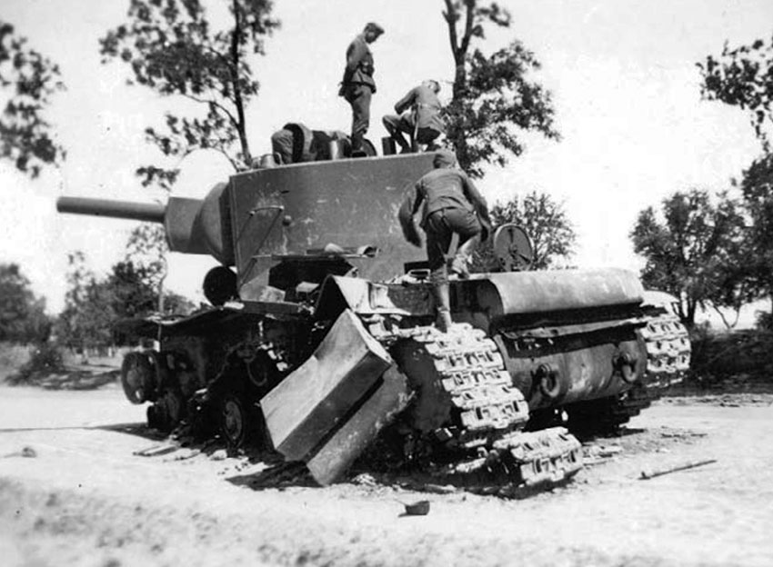 КВ-2 из 12-й т д, 29 июня 1941 года расчетами 88-мм зенитных орудий...