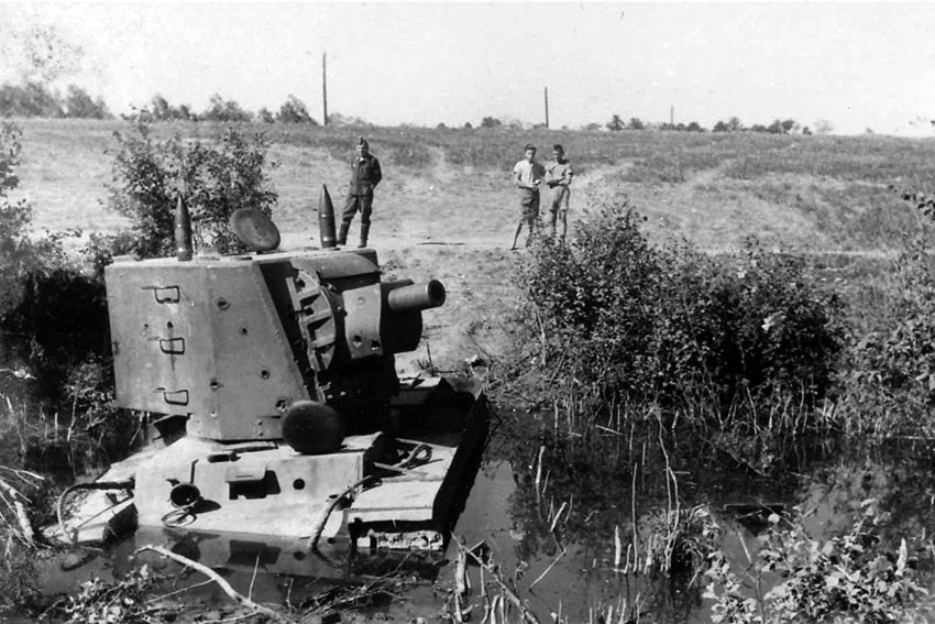 КВ-2 с башней МТ-1, застрявшей в реке Размерный. Литва, 1941...
