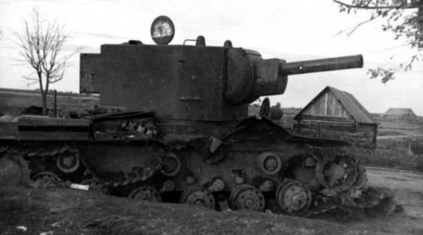 Подбитый танк КВ-2, 1941 год.
