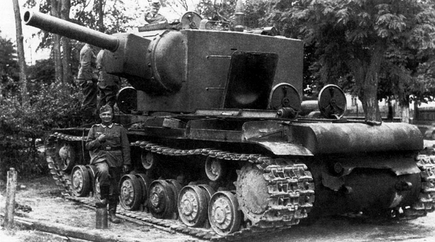 Немецкие солдаты рядом с советским танком КВ-2 8-й танковой...