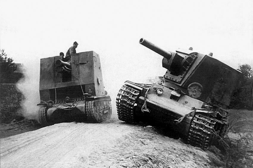 Немецкая самоходная гаубица sIG-33 проезжает мимо брошенного...