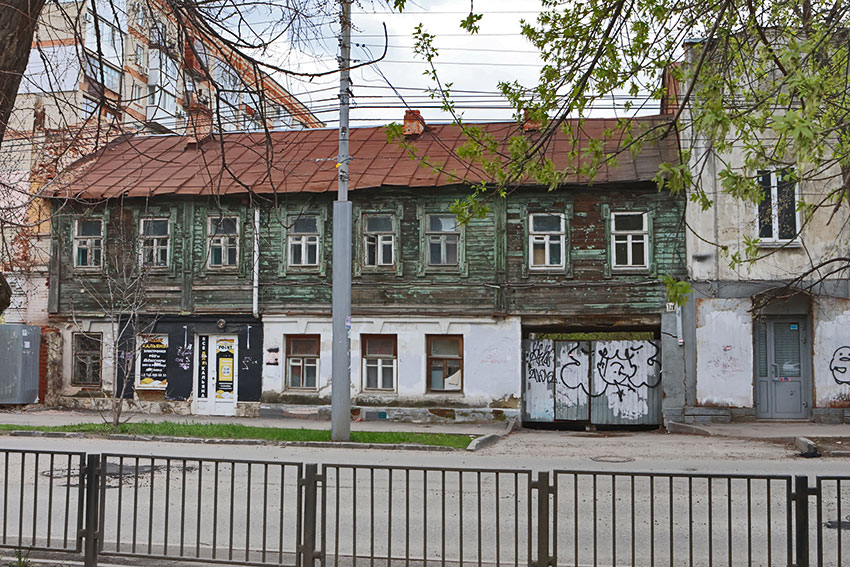 В последствие было пристроено каменно деревянное строение...