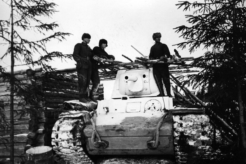 Зимняя маскировка танка, 1942 год.