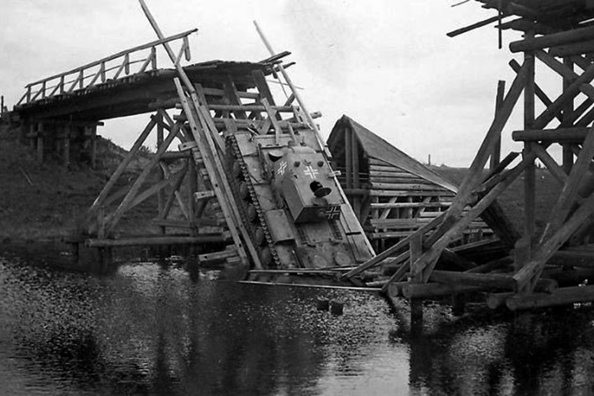 Захваченный немцами танк КВ-1 рухнул вместе с мостом.1942...