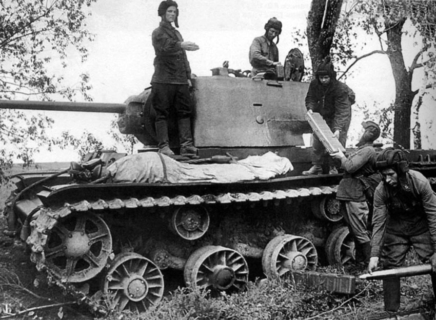 КВ-1 под командованием лейтенанта С. Копчинского (стоит...