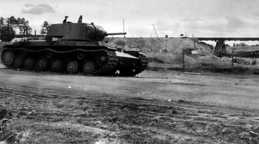 Танк КВ-1, оставленный на дороге Борисов - Орша, Танк КВ-1,...