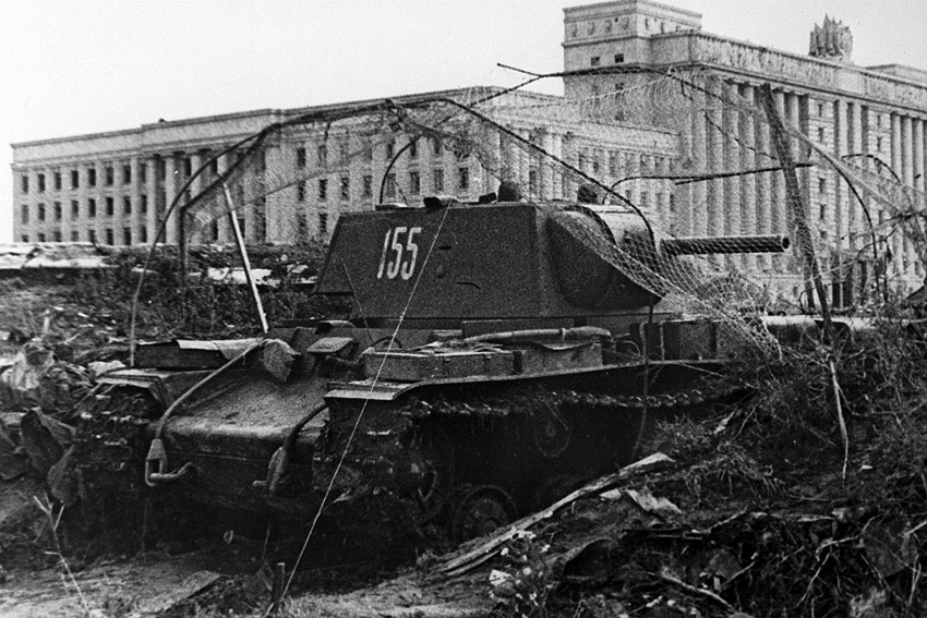 Замаскированный танк КВ-1 в лесной засаде во время битвы...