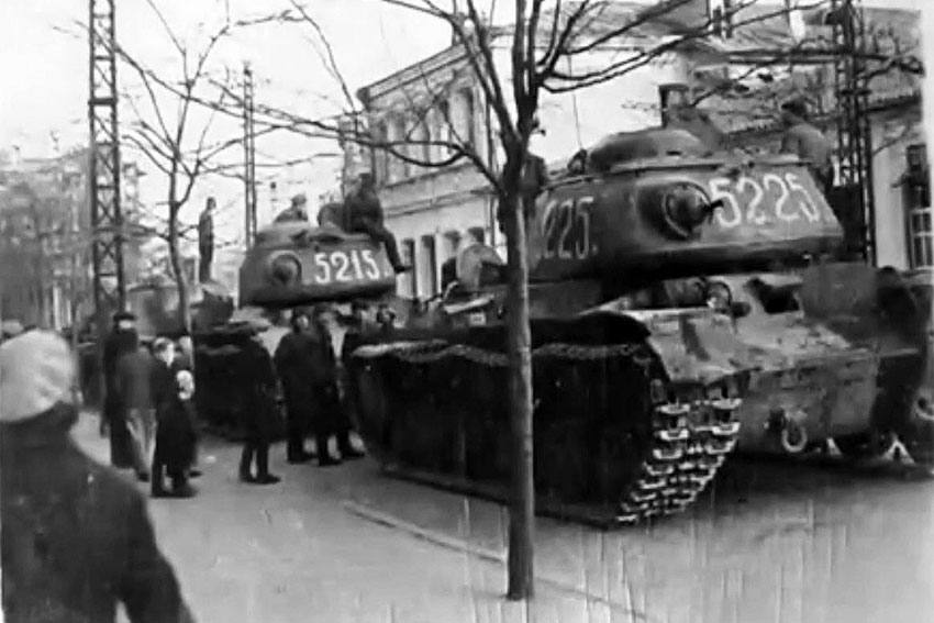 КВ-85 от 1452-го самоходного артиллерийского полка в Евпатории,...