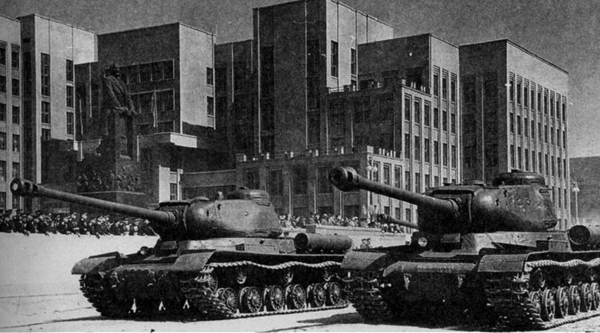 Советский тяжелый танк ИС-2 первой версии.