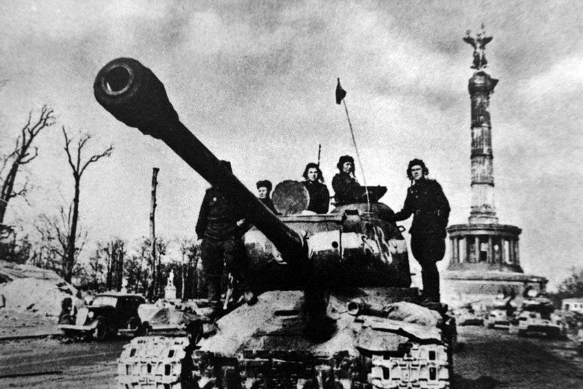 Советские танкисты на броне тяжелого танка И-2 у колонны...