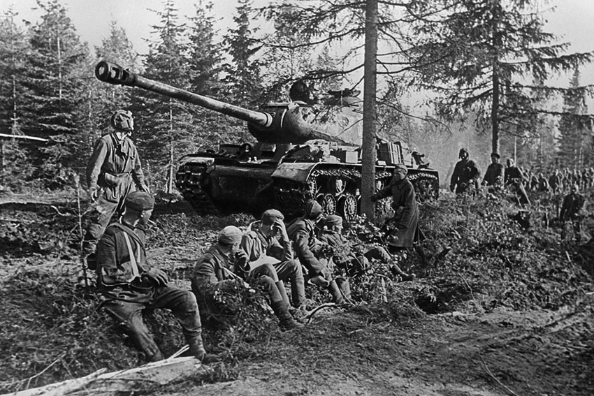 Советский тяжелый танк 2 марта в Карелии 1944 год.