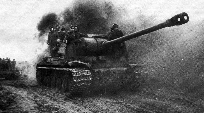 Советский тяжелый танк-2 во время битвы при Балтийском побережье,...