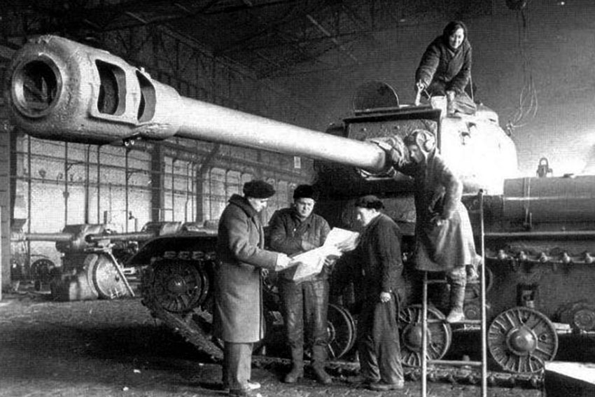 Производство танка ИС-2 на челябинский завод, 1944 год.