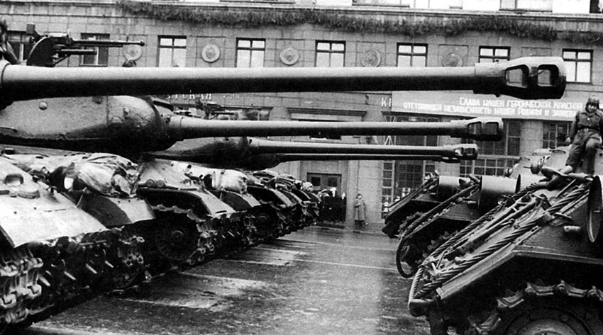 Ис-2 в Москве на улице Горького (ныне - Тверская) до входа...