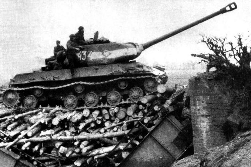 Польский танк-2 преодолевает препятствие, 1944 год